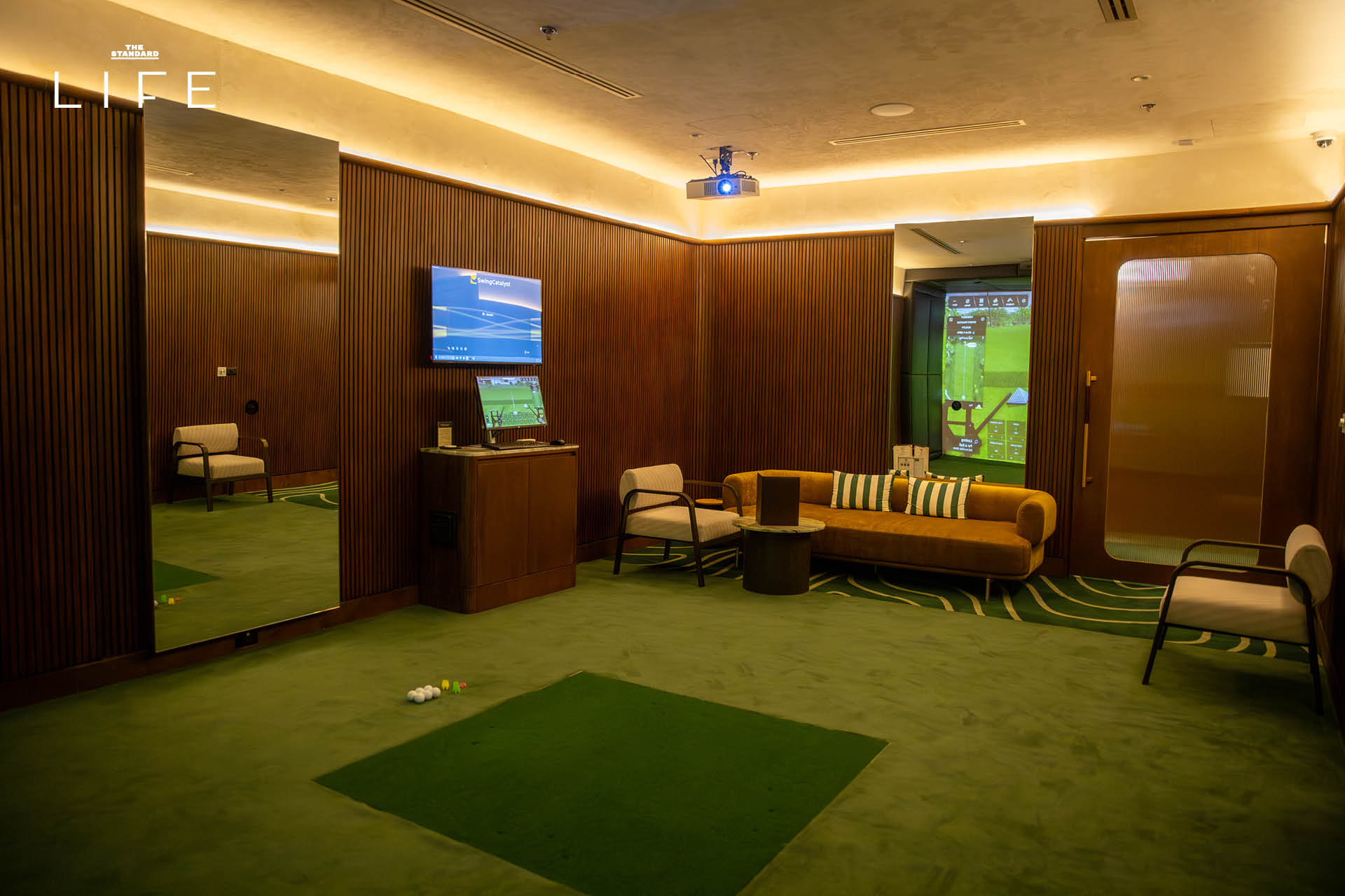 ภาพภายใน Groove & Grit กอล์ฟคลับและบาร์สุดพรีเมียมในย่านสาทร ที่มีเครื่อง Simulator และเลานจ์บาร์ 1