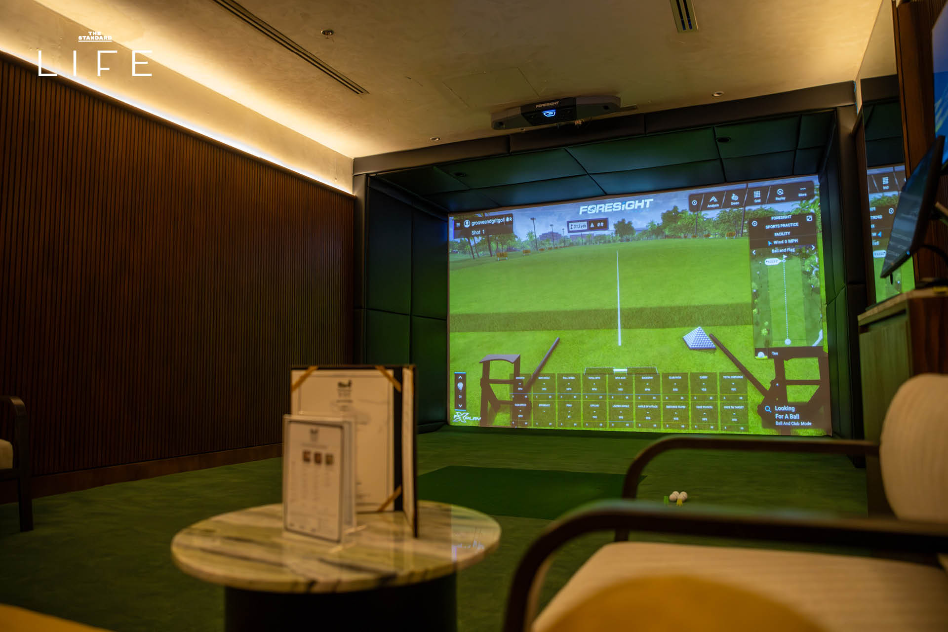 ภาพภายใน Groove & Grit กอล์ฟคลับและบาร์สุดพรีเมียมในย่านสาทร ที่มีเครื่อง Simulator และเลานจ์บาร์ 2