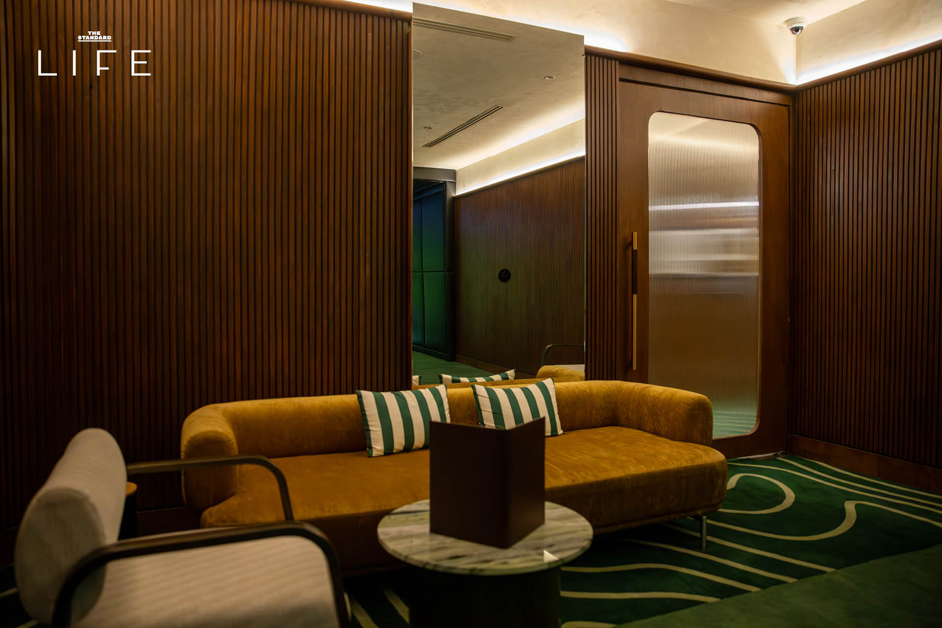 ภาพภายใน Groove & Grit กอล์ฟคลับและบาร์สุดพรีเมียมในย่านสาทร ที่มีเครื่อง Simulator และเลานจ์บาร์ 3