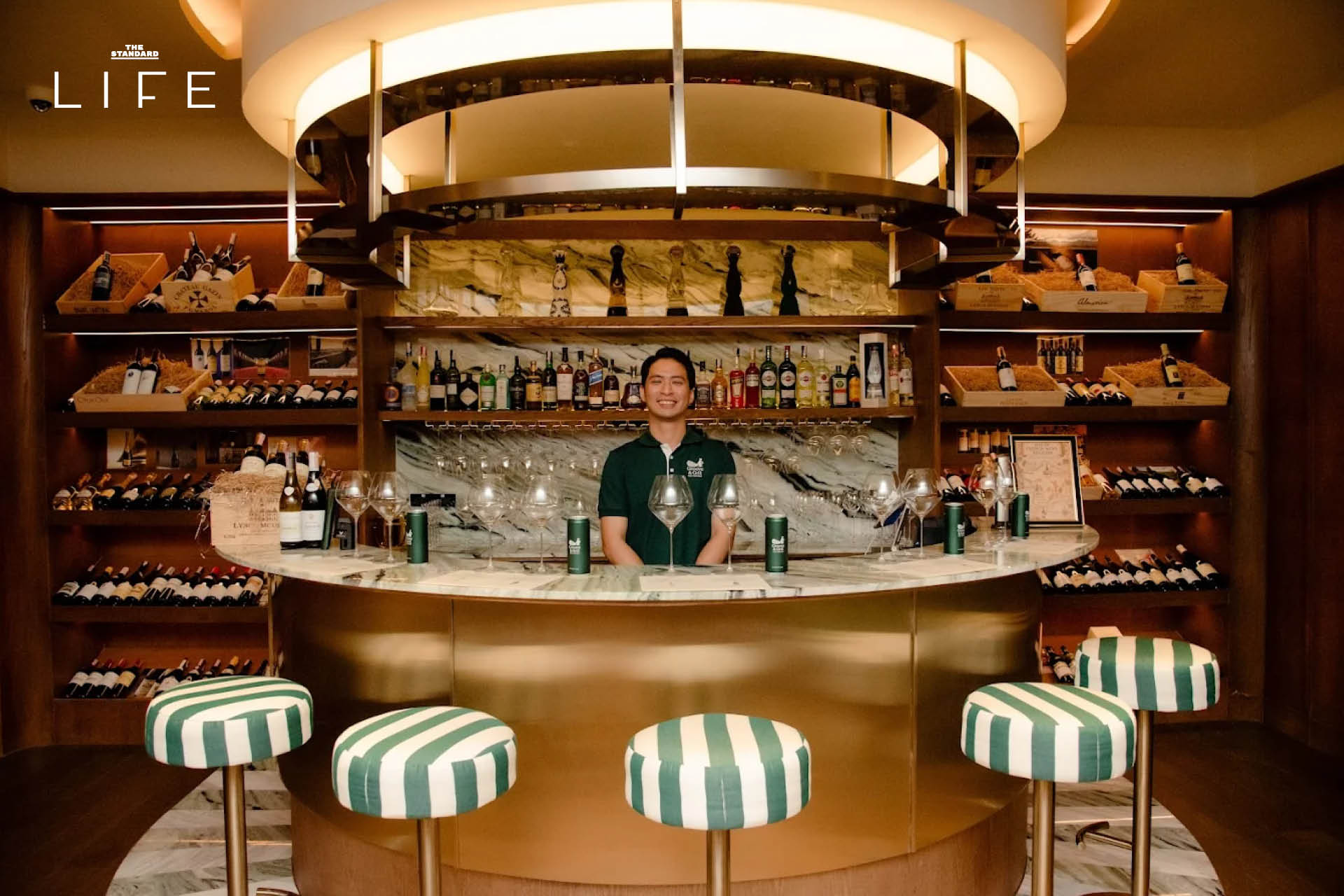 ภาพภายใน Groove & Grit กอล์ฟคลับและบาร์สุดพรีเมียมในย่านสาทร ที่มีเครื่อง Simulator และเลานจ์บาร์ 5