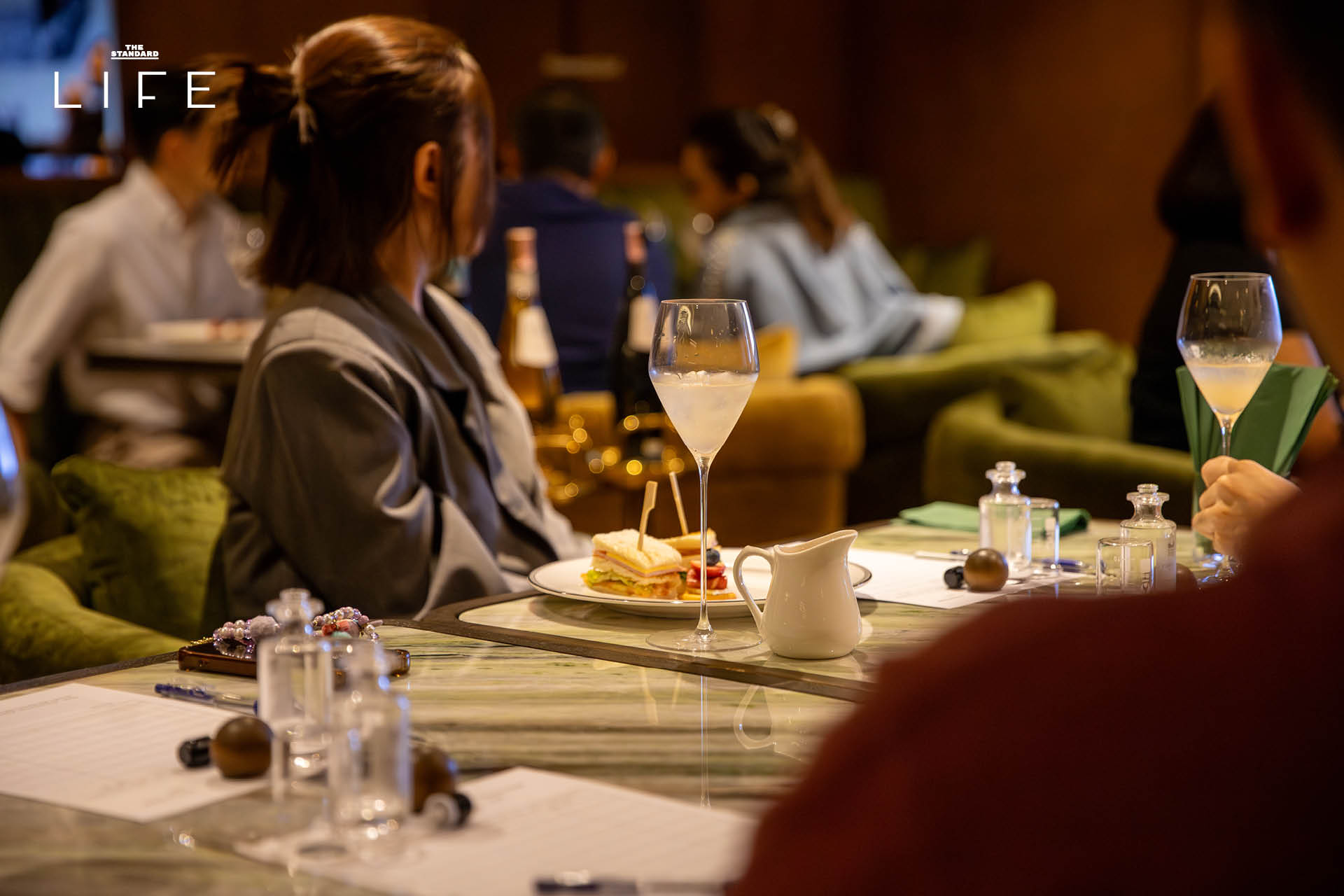 ภาพภายใน Groove & Grit กอล์ฟคลับและบาร์สุดพรีเมียมในย่านสาทร ที่มีเครื่อง Simulator และเลานจ์บาร์ 6