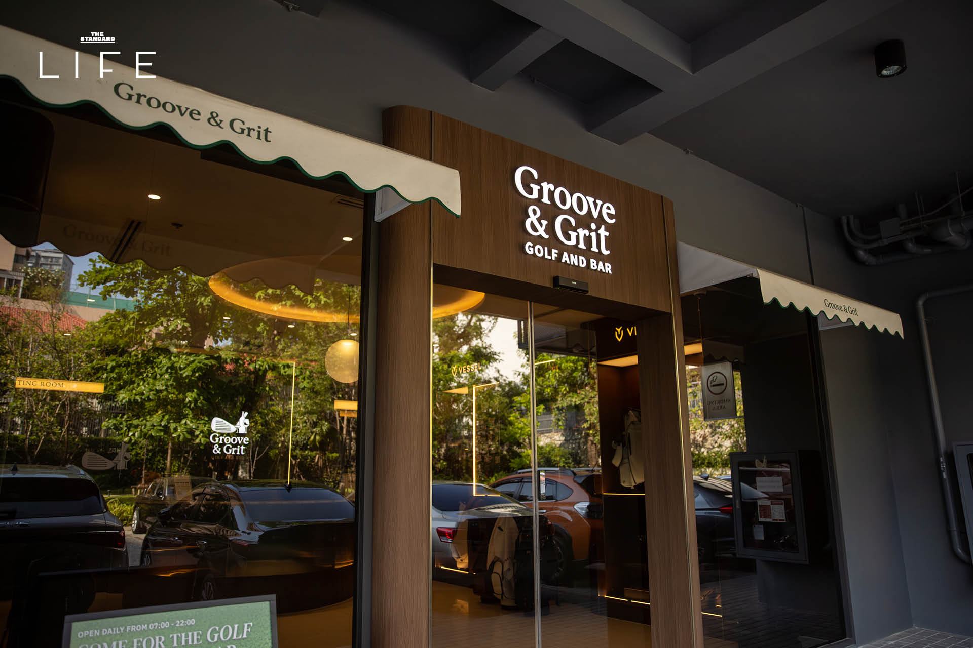 ภาพภายใน Groove & Grit กอล์ฟคลับและบาร์สุดพรีเมียมในย่านสาทร ที่มีเครื่อง Simulator และเลานจ์บาร์ 7