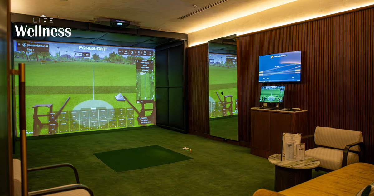 ภาพภายใน Groove & Grit กอล์ฟคลับและบาร์สุดพรีเมียมในย่านสาทร ที่มีเครื่อง Simulator และเลานจ์บาร์