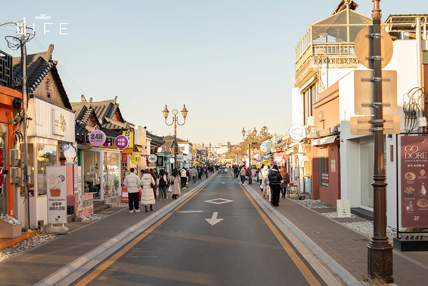 นักวิ่งมาราธอนวิ่งท่ามกลางดอกพ็อดกด (Cherry Blossom) บานสะพรั่งที่เมืองคยองจู ประเทศเกาหลีใต้ 11