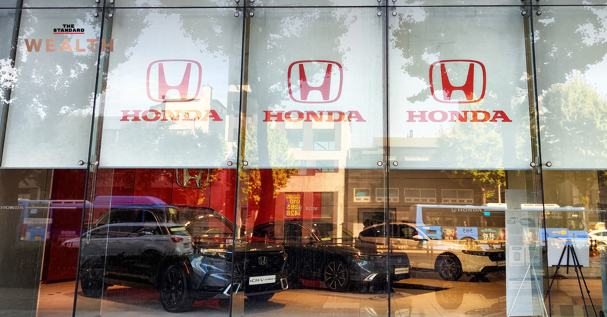 ภาพกราฟิกแสดงข้อความ Honda ยุติจำหน่ายรถยนต์ใน เกาหลีใต้ พร้อมฉากหลังเป็นกรุงโซล
