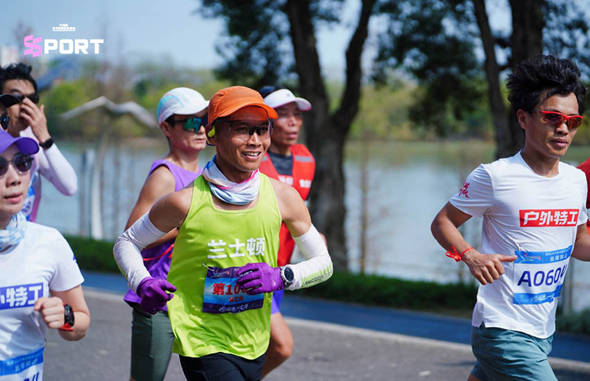 หวง เจิ้งหลง นักวิ่งชาวจีนผู้สร้างสถิติโลก วิ่ง 100 กิโลเมตร 100 วัน 1