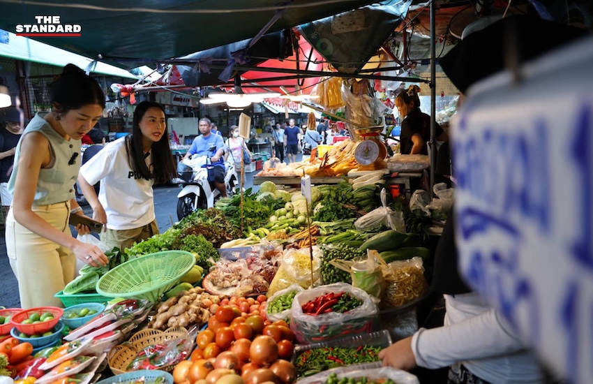 ไอซ์ รักชนก และ ช่อ พรรณิการ์ ลงพื้นที่สำรวจเศรษฐกิจที่ตลาดนัดท่าน้ำนนท์ช่วงสงกรานต์ 2