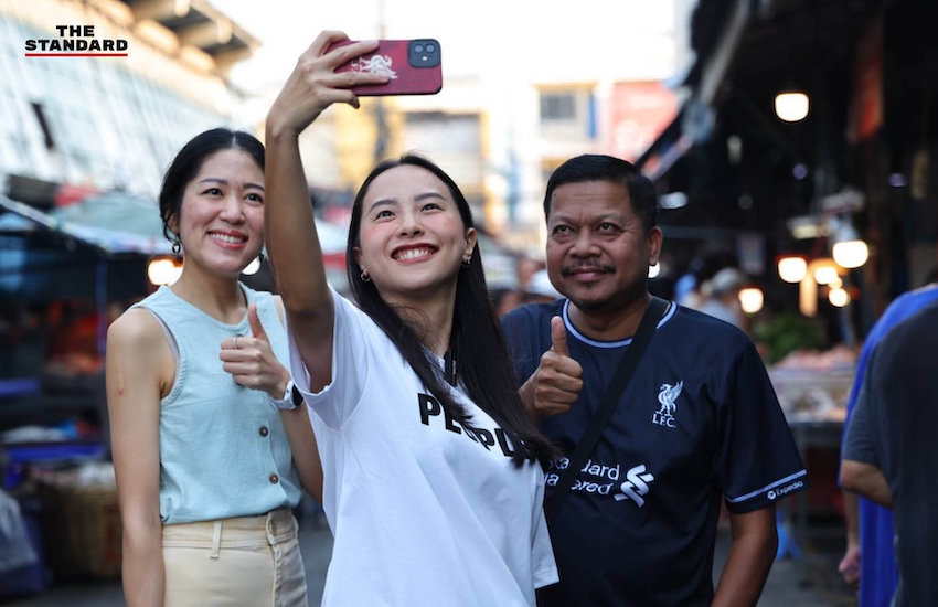 ไอซ์ รักชนก และ ช่อ พรรณิการ์ ลงพื้นที่สำรวจเศรษฐกิจที่ตลาดนัดท่าน้ำนนท์ช่วงสงกรานต์ 3