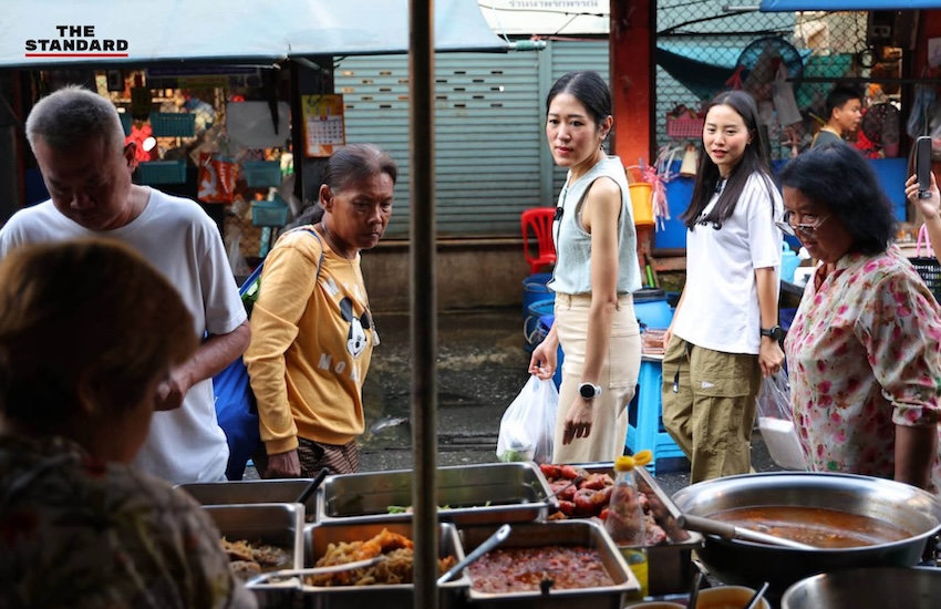 ไอซ์ รักชนก และ ช่อ พรรณิการ์ ลงพื้นที่สำรวจเศรษฐกิจที่ตลาดนัดท่าน้ำนนท์ช่วงสงกรานต์ 4