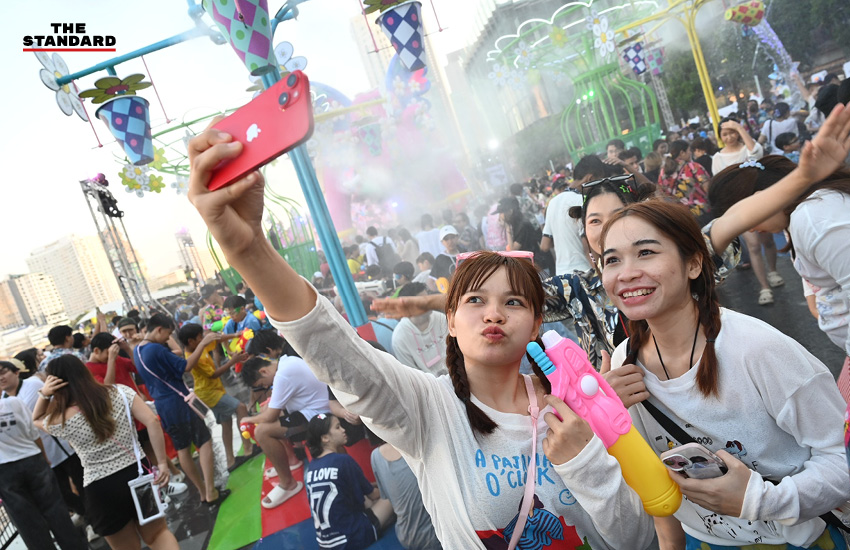 บรรยากาศงาน ICONSIAM THAICONIC SONGKRAN ริม แม่น้ำเจ้าพระยา เต็มไปด้วยความคึกคักและนักท่องเที่ยวจำนวนมาก 3