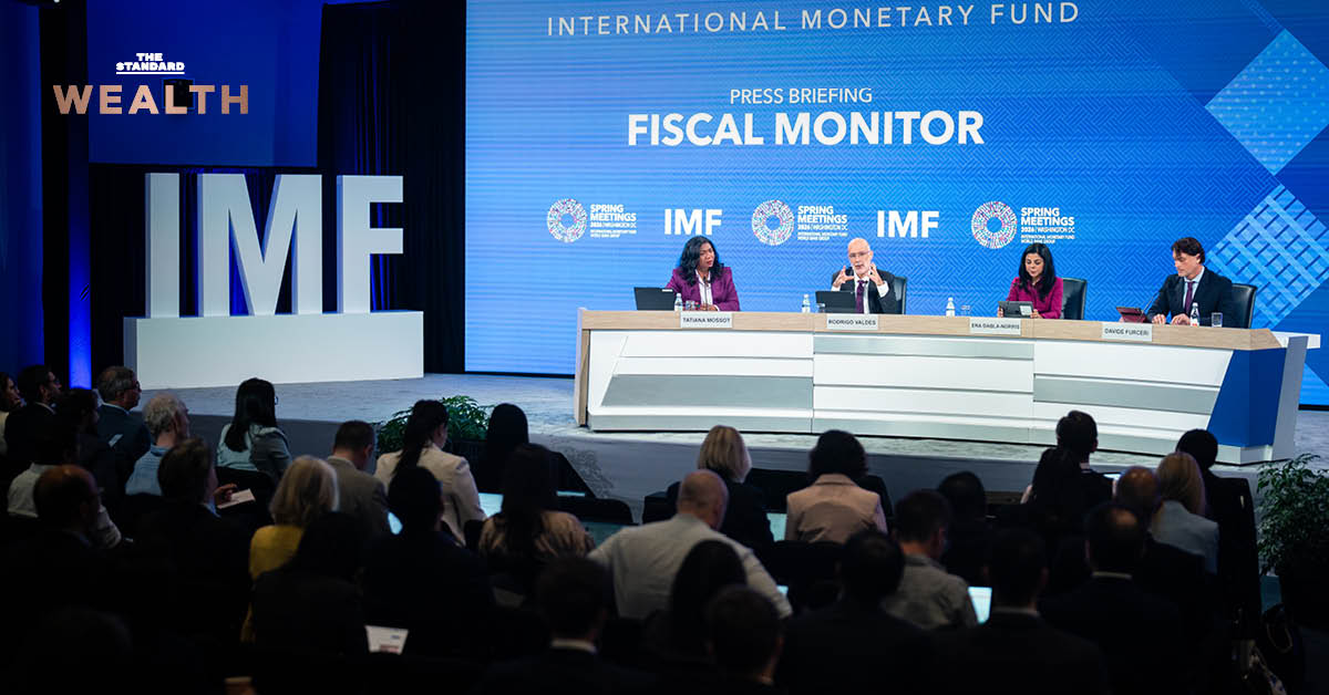 ภาพกราฟิกแสดงคำเตือนจาก IMF เรื่อง ‘สามสูง’ ประกอบด้วยหนี้สูง ดอกเบี้ยสูง และความเสี่ยงสูง ซึ่งทำให้เศรษฐกิจโลกใกล้ถังแตก