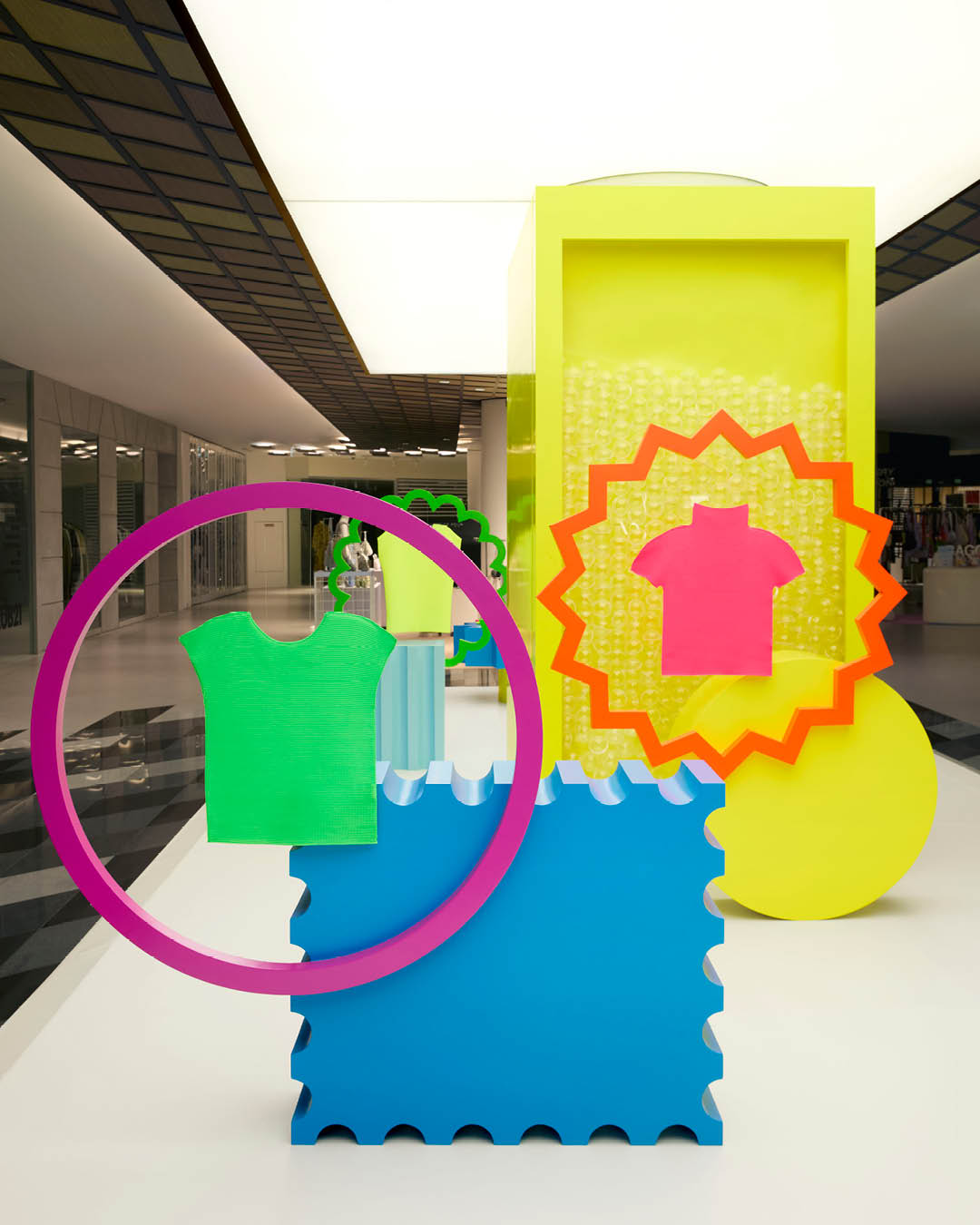 ภาพแฟชั่นคอลเล็กชัน NEON POP BY me ISSEY MIYAKE โทนสีนีออนสดใส 1