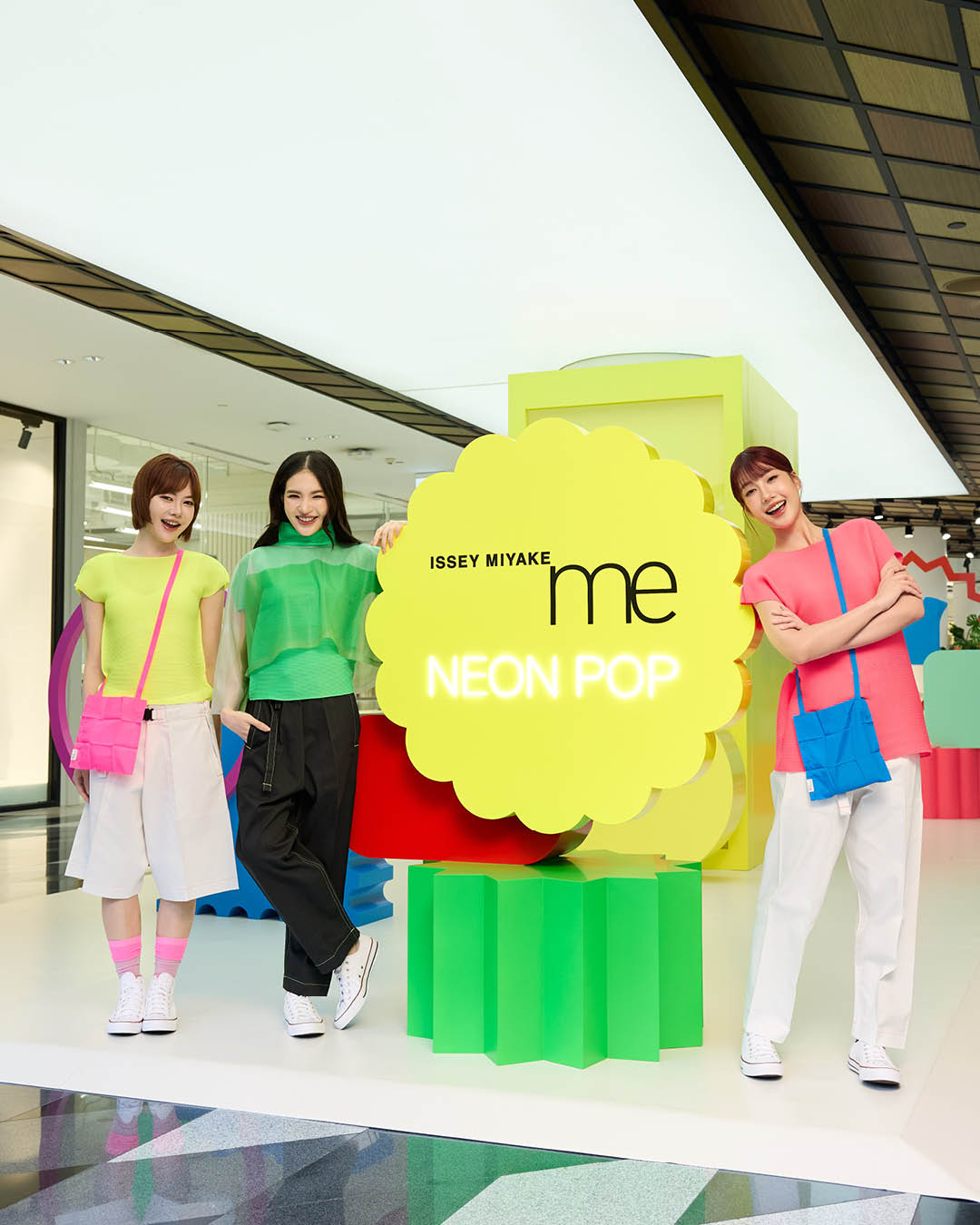 ภาพแฟชั่นคอลเล็กชัน NEON POP BY me ISSEY MIYAKE โทนสีนีออนสดใส 2