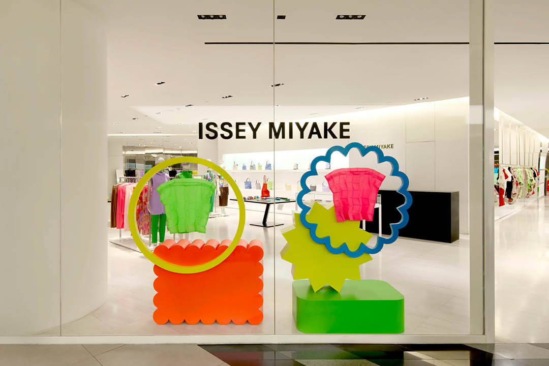 ภาพแฟชั่นคอลเล็กชัน NEON POP BY me ISSEY MIYAKE โทนสีนีออนสดใส 3