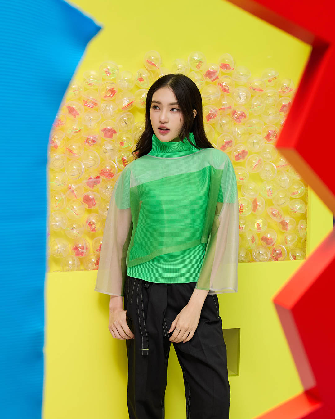 ภาพแฟชั่นคอลเล็กชัน NEON POP BY me ISSEY MIYAKE โทนสีนีออนสดใส 4