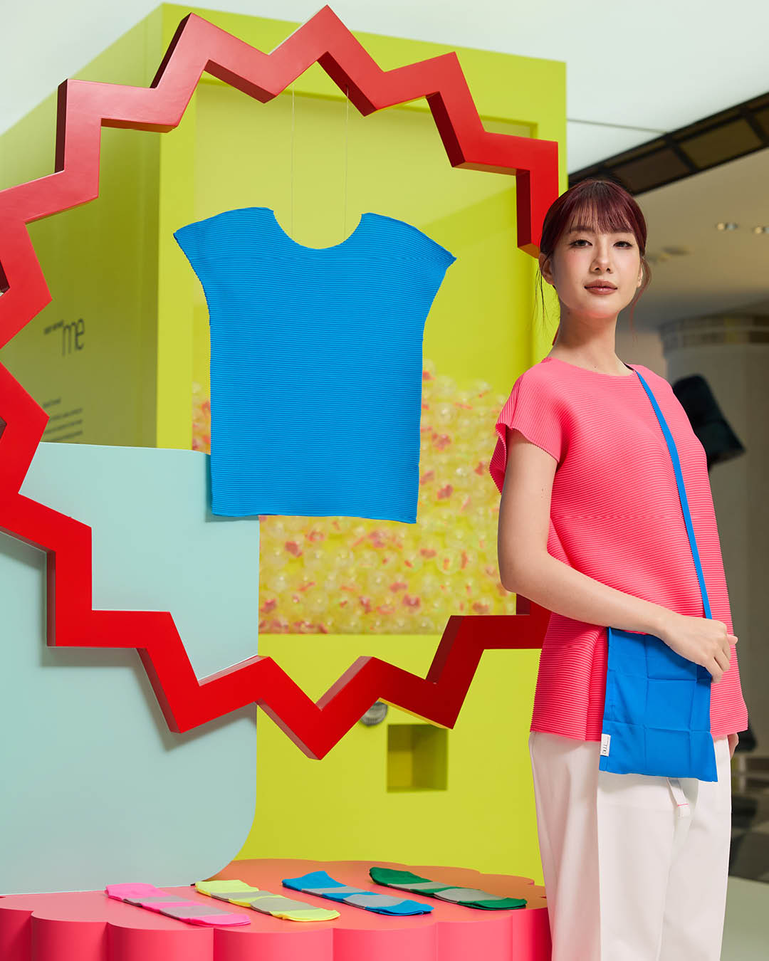 ภาพแฟชั่นคอลเล็กชัน NEON POP BY me ISSEY MIYAKE โทนสีนีออนสดใส 5