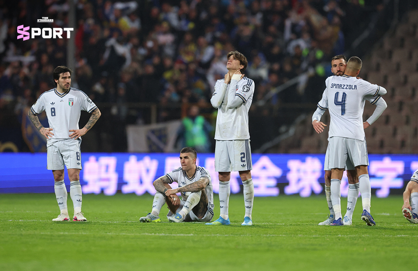 ภาพนักฟุตบอลทีมชาติอิตาลีแสดงความผิดหวังหลังตกรอบฟุตบอลโลก 1