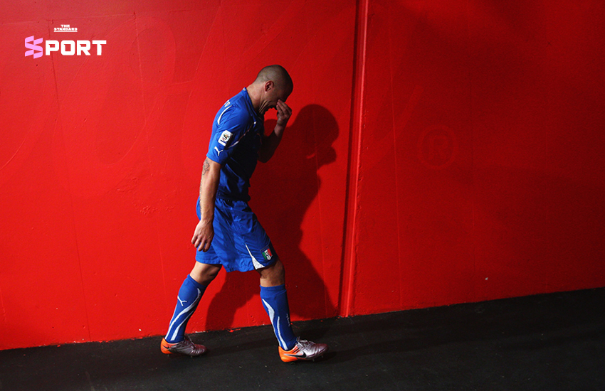 ภาพนักฟุตบอลทีมชาติอิตาลีแสดงความผิดหวังหลังตกรอบฟุตบอลโลก 2