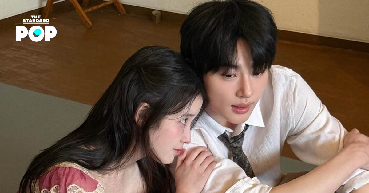 IU และ บยอนอูซอก ยิ้มแย้มขณะให้สัมภาษณ์