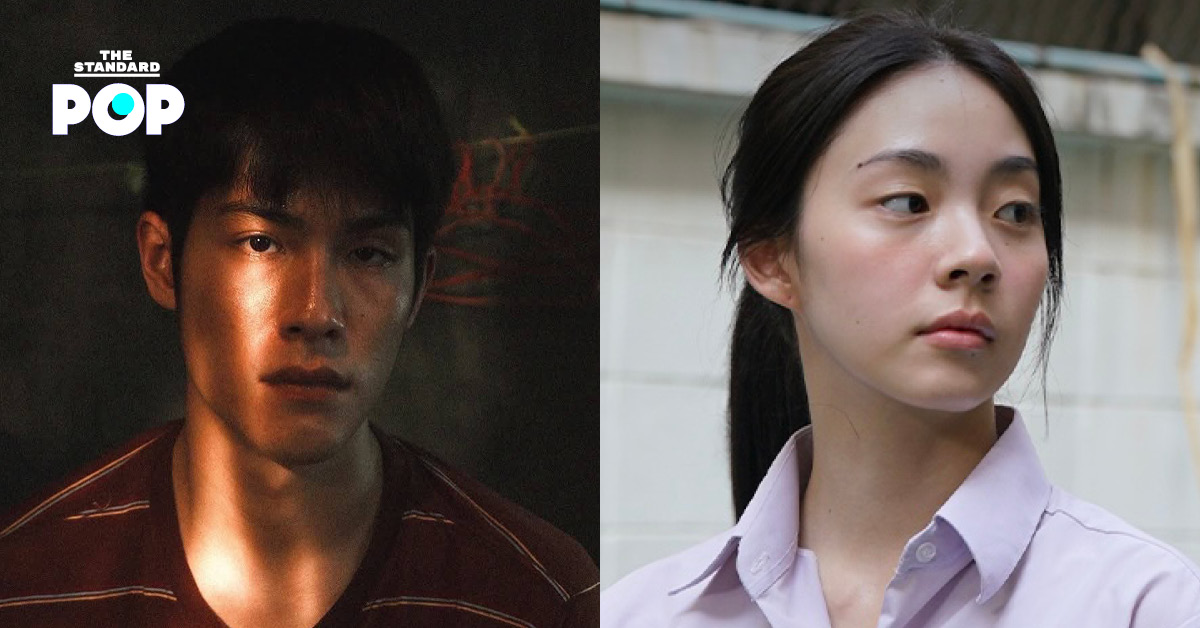 เจ้านาย จินเจษฎ์ และ เอินเอิน ฟาติมา ในชุดสูทและเดรสสวยงาม ยิ้มแย้มขณะถือถ้วยรางวัลนักแสดงนำยอดเยี่ยมจากสมาคมผู้กำกับภาพยนตร์ไทย