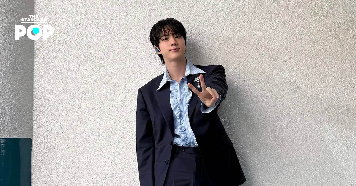 จิน สมาชิกวง BTS ในลุคสบายๆ ยิ้มอย่างเป็นกันเอง พร้อมเปิดใจถึงเรื่องความท้าทายในการเต้น