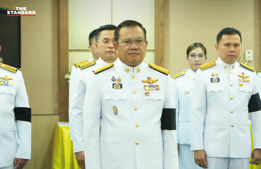 จิรุตม์ วิศาลจิตร ขณะรับสนองพระบรมราชโองการโปรดเกล้าฯ แต่งตั้งเป็นกรรมการการเลือกตั้ง 2