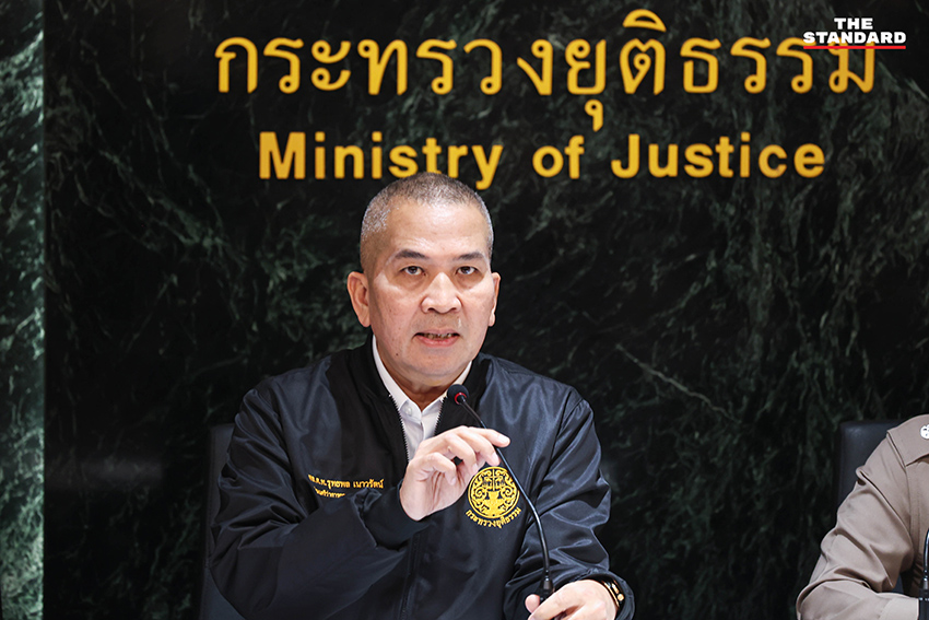 พล.ต.ท.รุทธพล เนาวรัตน์ รัฐมนตรีว่าการกระทรวงยุติธรรม แถลงข่าวผลการตรวจสอบคลังน้ำมัน 4 แห่ง 1
