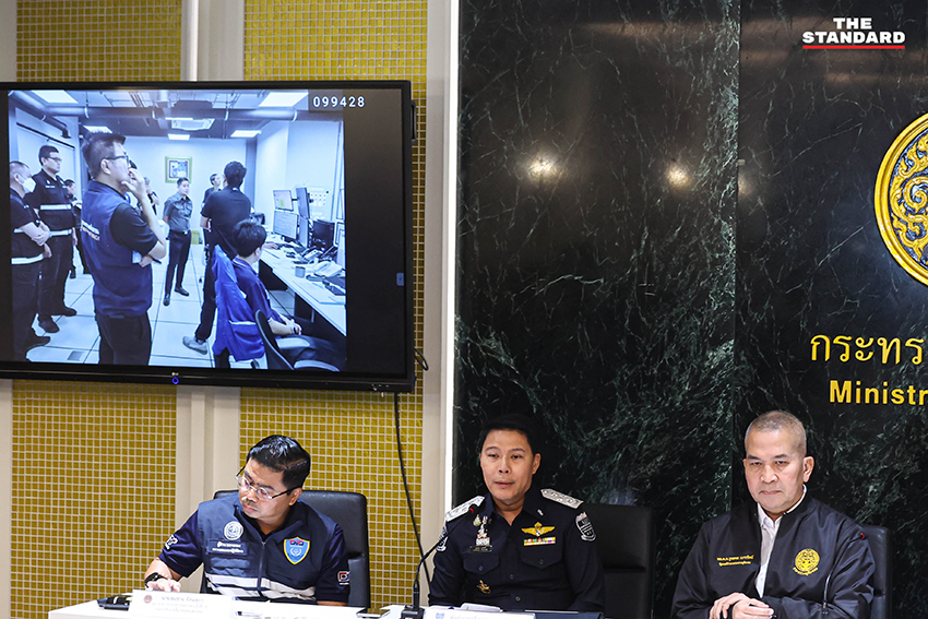 พล.ต.ท.รุทธพล เนาวรัตน์ รัฐมนตรีว่าการกระทรวงยุติธรรม แถลงข่าวผลการตรวจสอบคลังน้ำมัน 4 แห่ง 3