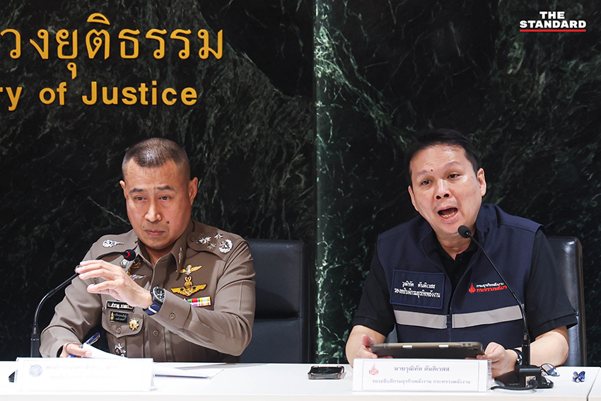 พล.ต.ท.รุทธพล เนาวรัตน์ รัฐมนตรีว่าการกระทรวงยุติธรรม แถลงข่าวผลการตรวจสอบคลังน้ำมัน 4 แห่ง 5