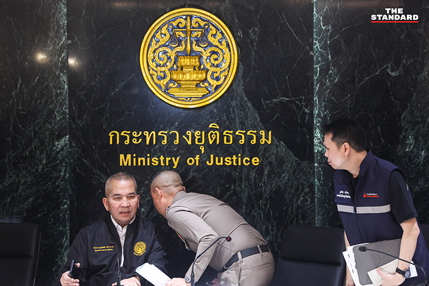 พล.ต.ท.รุทธพล เนาวรัตน์ รัฐมนตรีว่าการกระทรวงยุติธรรม แถลงข่าวผลการตรวจสอบคลังน้ำมัน 4 แห่ง 8