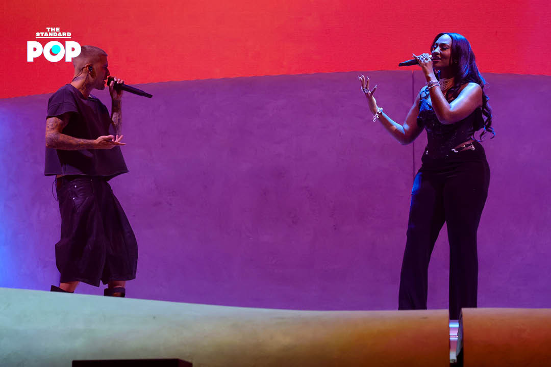 Justin Bieber กำลังแสดงบนเวที Coachella อย่างมีพลังและรอยยิ้ม 3