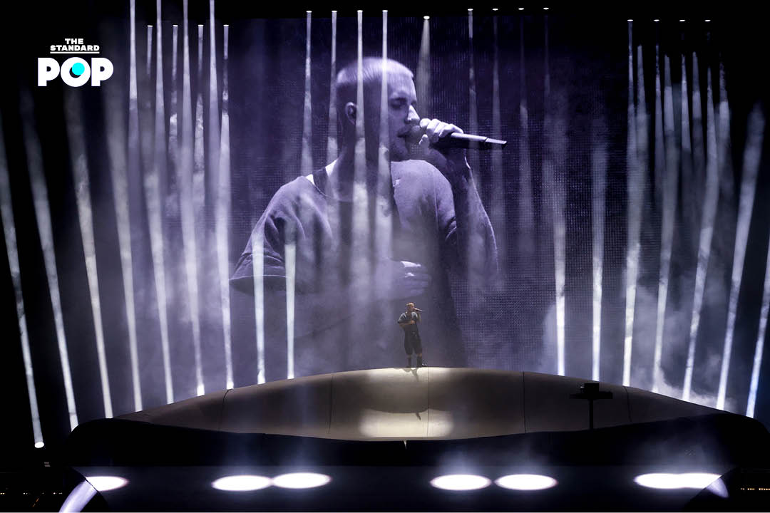 Justin Bieber กำลังแสดงบนเวที Coachella อย่างมีพลังและรอยยิ้ม 4