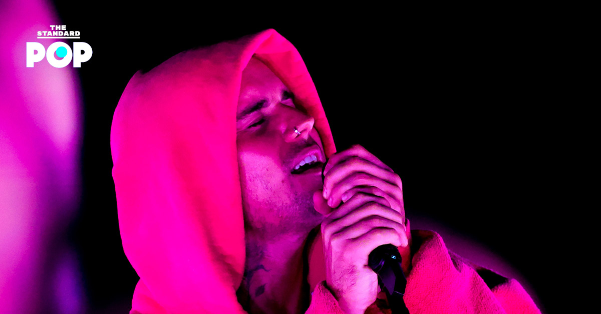 Justin Bieber กำลังแสดงบนเวที Coachella อย่างมีพลังและรอยยิ้ม