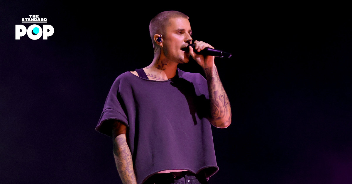 Justin Bieber กำลังแสดงบนเวทีที่เทศกาลดนตรี Coachella โดยใส่เสื้อผ้าจากแบรนด์ SKYLRK