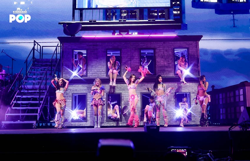 วง KATSEYE แสดงบนเวทีเทศกาลดนตรี Coachella 1