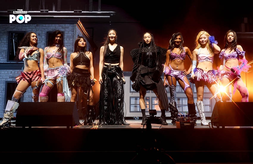 วง KATSEYE แสดงบนเวทีเทศกาลดนตรี Coachella 2