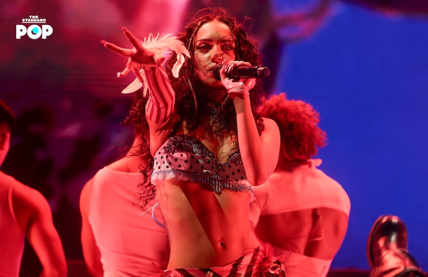 วง KATSEYE แสดงบนเวทีเทศกาลดนตรี Coachella 5