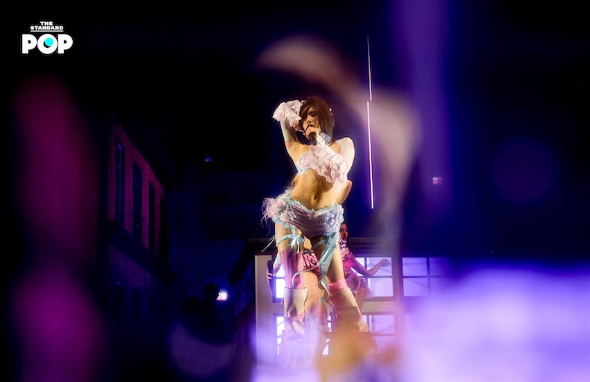 วง KATSEYE แสดงบนเวทีเทศกาลดนตรี Coachella 6