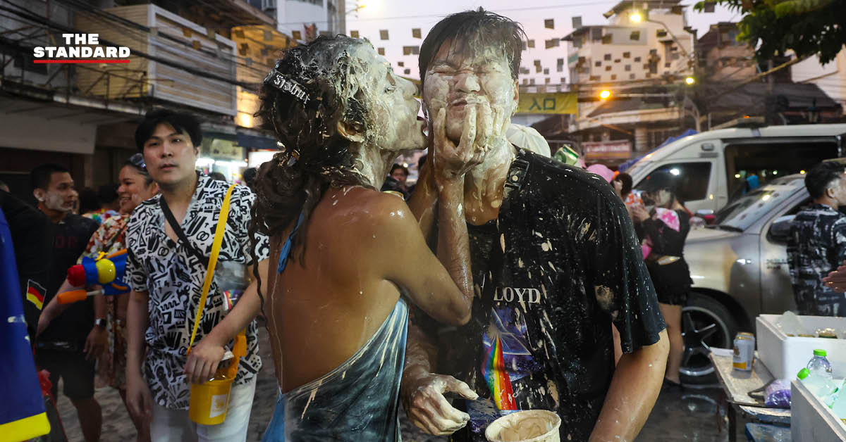 นักท่องเที่ยวชาวไทยและต่างชาติเล่นน้ำสงกรานต์อย่างคึกคักที่ถนนข้าวสาร