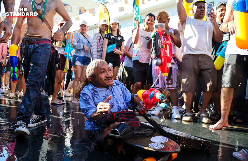 นักท่องเที่ยวชาวไทยและต่างชาติเล่นน้ำสงกรานต์อย่างสนุกสนานบนถนนข้าวสาร ท่ามกลางบรรยากาศคึกคักและเสียงดนตรี 1