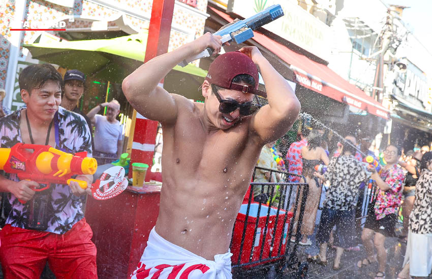 นักท่องเที่ยวชาวไทยและต่างชาติเล่นน้ำสงกรานต์อย่างสนุกสนานบนถนนข้าวสาร ท่ามกลางบรรยากาศคึกคักและเสียงดนตรี 10