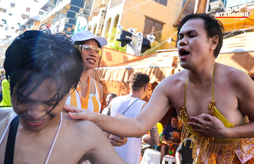 นักท่องเที่ยวชาวไทยและต่างชาติเล่นน้ำสงกรานต์อย่างสนุกสนานบนถนนข้าวสาร ท่ามกลางบรรยากาศคึกคักและเสียงดนตรี 11