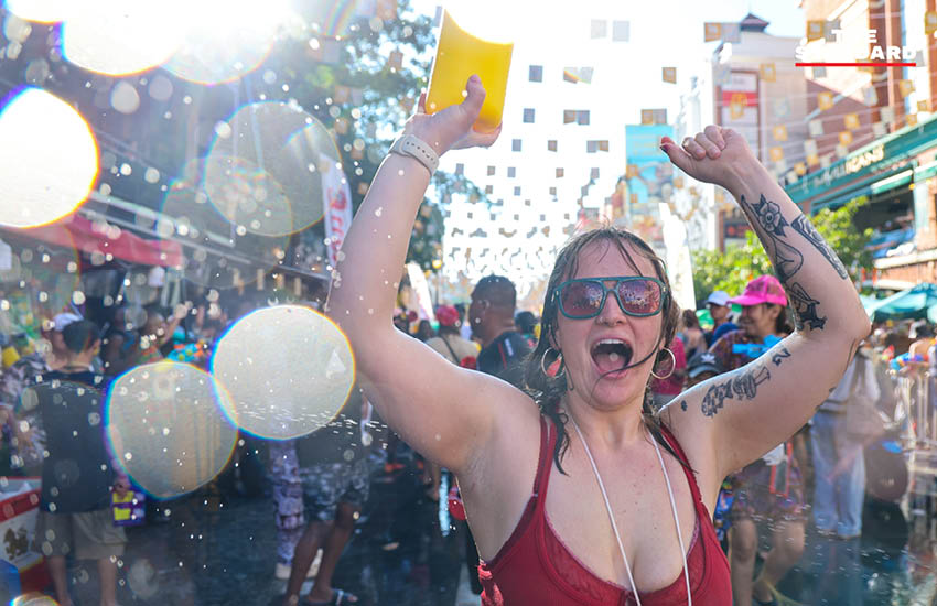 นักท่องเที่ยวชาวไทยและต่างชาติเล่นน้ำสงกรานต์อย่างสนุกสนานบนถนนข้าวสาร ท่ามกลางบรรยากาศคึกคักและเสียงดนตรี 12