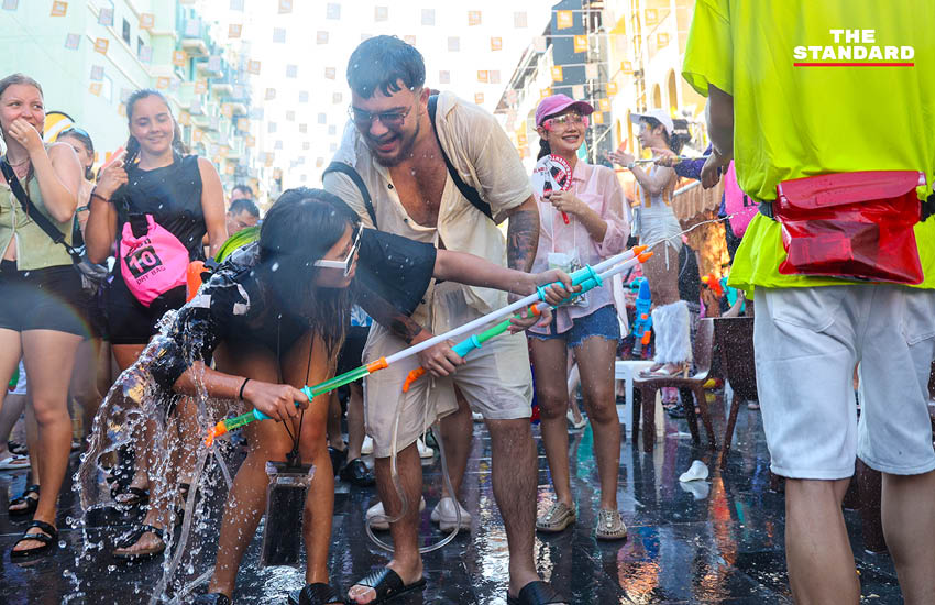 นักท่องเที่ยวชาวไทยและต่างชาติเล่นน้ำสงกรานต์อย่างสนุกสนานบนถนนข้าวสาร ท่ามกลางบรรยากาศคึกคักและเสียงดนตรี 13