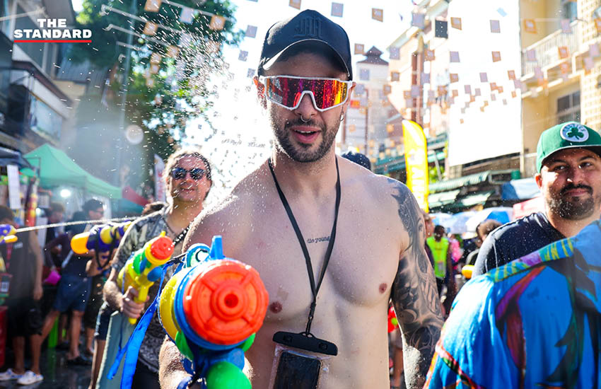นักท่องเที่ยวชาวไทยและต่างชาติเล่นน้ำสงกรานต์อย่างสนุกสนานบนถนนข้าวสาร ท่ามกลางบรรยากาศคึกคักและเสียงดนตรี 14