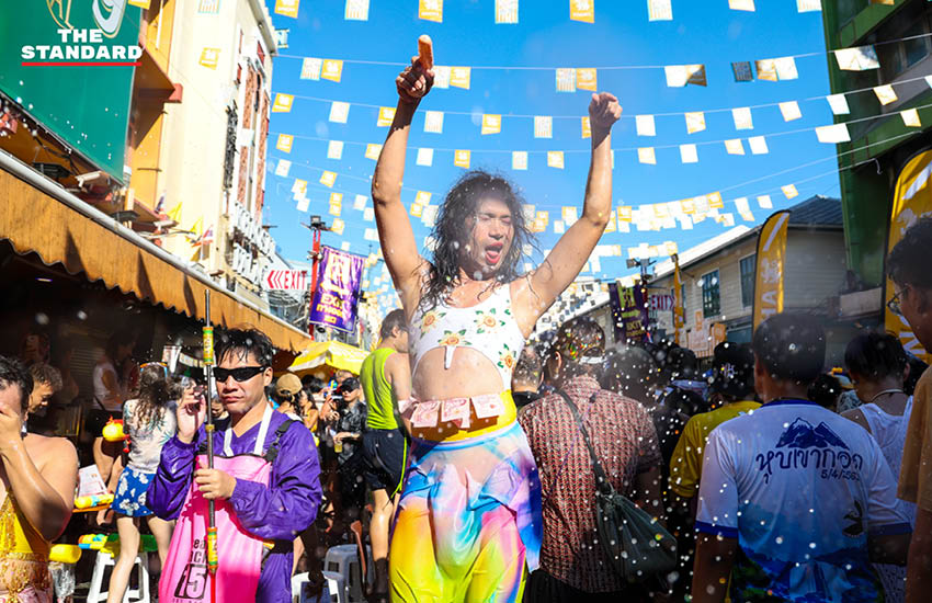 นักท่องเที่ยวชาวไทยและต่างชาติเล่นน้ำสงกรานต์อย่างสนุกสนานบนถนนข้าวสาร ท่ามกลางบรรยากาศคึกคักและเสียงดนตรี 15