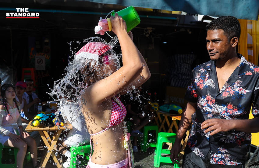 นักท่องเที่ยวชาวไทยและต่างชาติเล่นน้ำสงกรานต์อย่างสนุกสนานบนถนนข้าวสาร ท่ามกลางบรรยากาศคึกคักและเสียงดนตรี 17