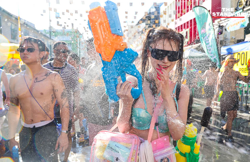 นักท่องเที่ยวชาวไทยและต่างชาติเล่นน้ำสงกรานต์อย่างสนุกสนานบนถนนข้าวสาร ท่ามกลางบรรยากาศคึกคักและเสียงดนตรี 18