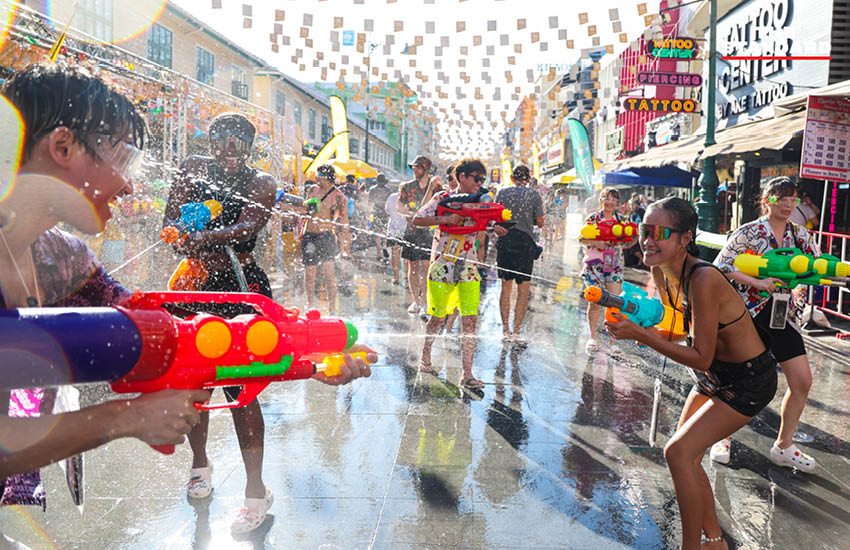 นักท่องเที่ยวชาวไทยและต่างชาติเล่นน้ำสงกรานต์อย่างสนุกสนานบนถนนข้าวสาร ท่ามกลางบรรยากาศคึกคักและเสียงดนตรี 19