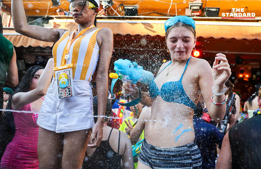 นักท่องเที่ยวชาวไทยและต่างชาติเล่นน้ำสงกรานต์อย่างสนุกสนานบนถนนข้าวสาร ท่ามกลางบรรยากาศคึกคักและเสียงดนตรี 2